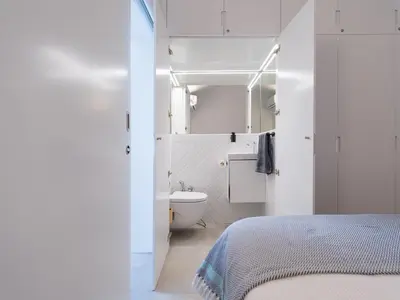 Un baño de Bungalow nuevo con jardín y piscina/ Newly renovated Bungalow with private garden and swimming pool