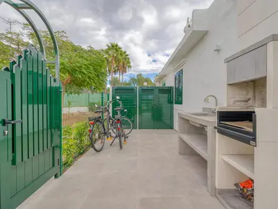 Plano de Bungalow nuevo con jardín y piscina/ Newly renovated Bungalow with private garden and swimming pool