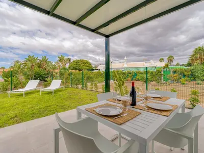 Jardín al aire libre en Bungalow nuevo con jardín y piscina/ Newly renovated Bungalow with private garden and swimming pool