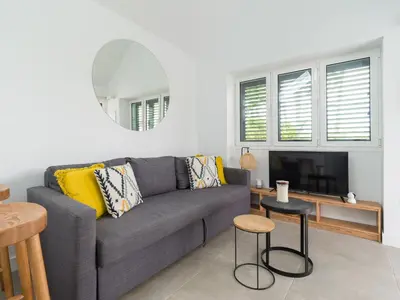 Zona de estar de Bungalow nuevo con jardín y piscina/ Newly renovated Bungalow with private garden and swimming pool