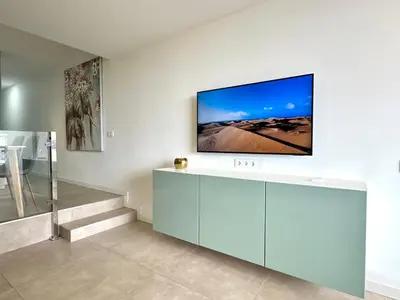 Una televisión o centro de entretenimiento en Apartamento Tamarán 105
