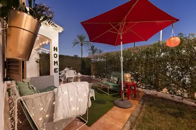 Jardín al aire libre en Newly renovated modern bungalow , near c.c yumbo