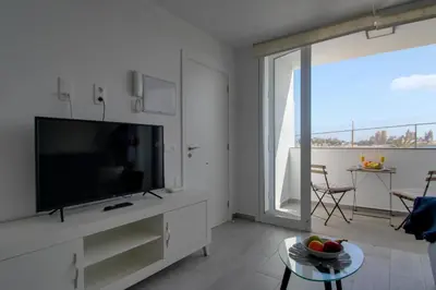 Una televisión o centro de entretenimiento en Schöne Wohnung mit Meerblick - Playa de Arguineguin