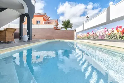 Piscina en o cerca de La VILLA DE ALISA La Casa Entera