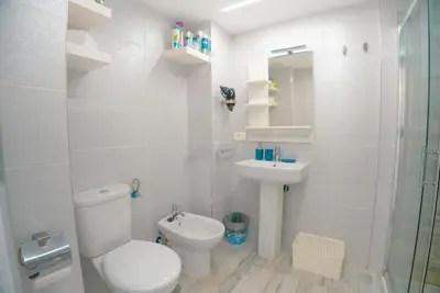 Un baño de Piso Paraíso vicino al mare