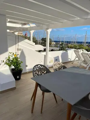 Un balcón o terraza de Frontline Marina Apartment with private roofterrace and seaview by El Sirocco