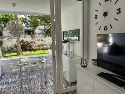 Una televisión o centro de entretenimiento en Yumboparadise