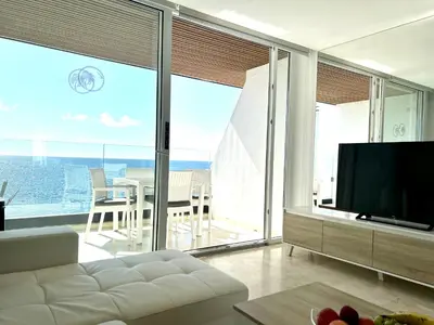 Una televisión o centro de entretenimiento en Sunset Ocean Oceanvrent