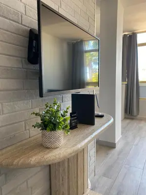 Una televisión o centro de entretenimiento en TINACHE SUITE219 Appartamento con piscina Yumbo