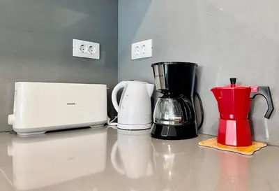 Utensilios para hacer té y café en Sand Feet Apartment