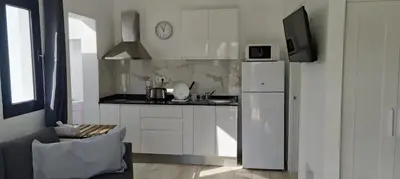 Una cocina o zona de cocina en Sunny bungalow with garden #1