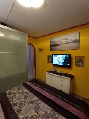 Una televisión o centro de entretenimiento en boungalow Mena Playmar