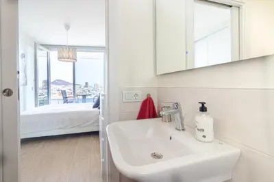Un baño de Brand New Apartment with Ocean & Volcano Views