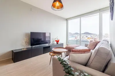 Una televisión o centro de entretenimiento en Brand New Apartment with Ocean & Volcano Views