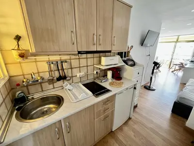 Una cocina o zona de cocina en Apartamento con piscina climatizada y vista al mar