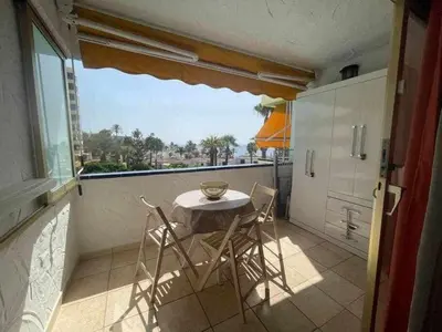 Un balcón o terraza de Apartamento con piscina climatizada y vista al mar