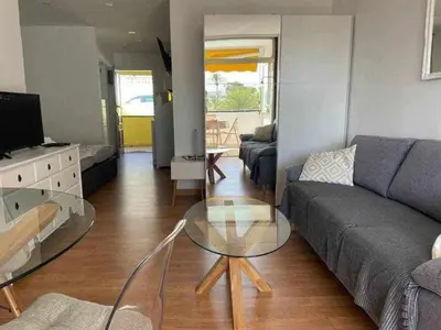 Zona de estar de Apartamento con piscina climatizada y vista al mar