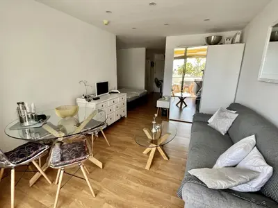Zona de estar de Apartamento con piscina climatizada y vista al mar