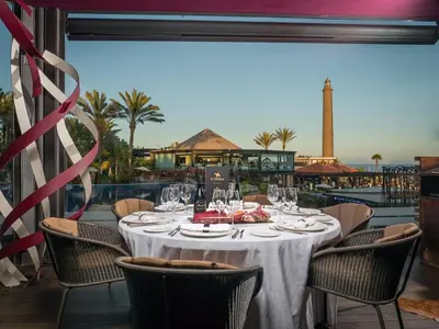 Un restaurante o sitio para comer en Apartamento Maspalomas Duna Flor Verde