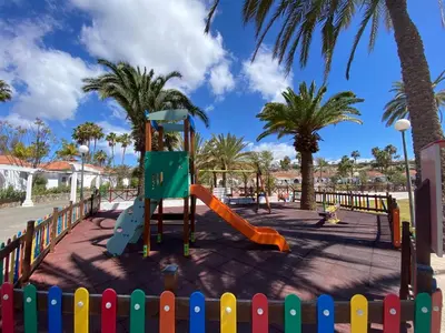 Zona de juegos infantil en Bungalow Parque Golf by SunHousesCanarias