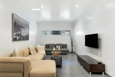 Una televisión o centro de entretenimiento en Moderno Triplex Sonneland