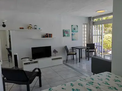 Una televisión o centro de entretenimiento en Seaside bungalow