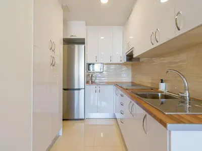 Una cocina o zona de cocina en Bright Townhouse - Views - 5 min walk to the Beach