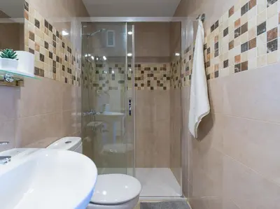 Un baño de Bright Townhouse - Views - 5 min walk to the Beach