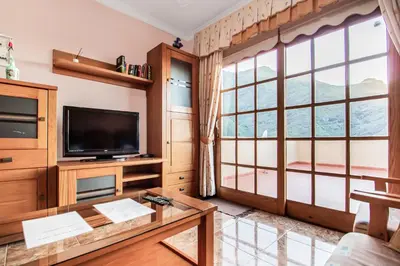 Una televisión o centro de entretenimiento en Solarium Agaete Valley Retreat 3-BR