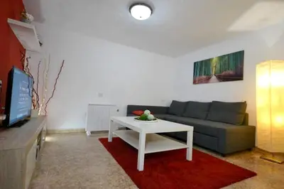 Una televisión o centro de entretenimiento en Welcoming house with mountain view in Ingenio