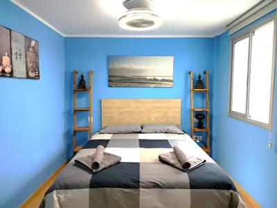 Cama o camas de una habitación en SUNNY APARTMENT NEAR LAS CANTERAS BEACH