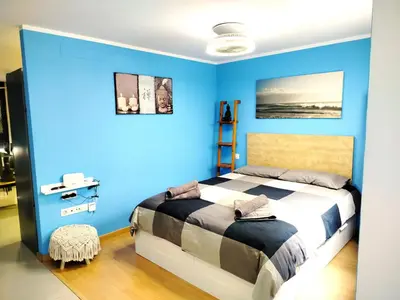 Cama o camas de una habitación en SUNNY APARTMENT NEAR LAS CANTERAS BEACH