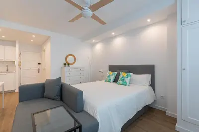 Cama o camas de una habitación en HomeForGuest Moderno Estudio junto a Las Canteras
