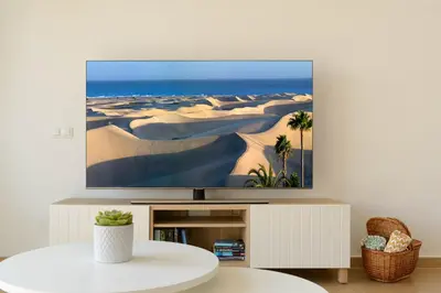 Una televisión o centro de entretenimiento en Delightful front beach apartment. Sunrise views!