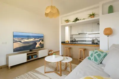Una cocina o zona de cocina en Delightful front beach apartment. Sunrise views!