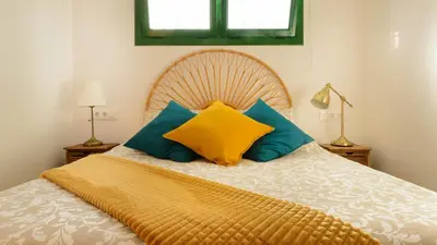 Cama o camas de una habitación en Delightful front beach apartment. Sunrise views!