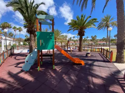 Zona de juegos infantil en Parque Golf 16 by SunHousesCanarias