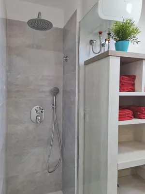 Un baño de Yumboflat Two Bedroom Apartment