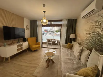 Una televisión o centro de entretenimiento en Cactus Sombrerudo- bright apartment next to Yumbo