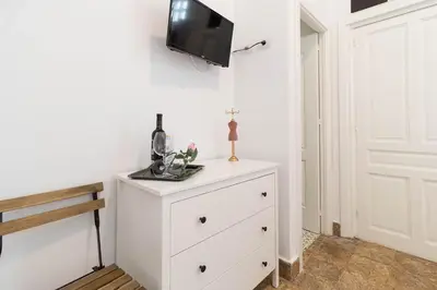 Una televisión o centro de entretenimiento en El Rincón de los Artistas