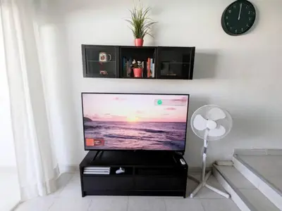 Una televisión o centro de entretenimiento en Paraiso by CASAS COCODRILO