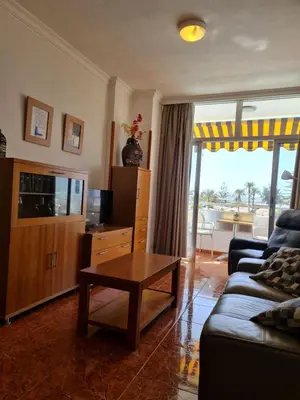 Una televisión o centro de entretenimiento en Barbados II Yumbo Two Bedroom Apartment