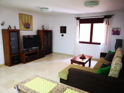 Una televisión o centro de entretenimiento en Acogedor apartamento en primera línea de playa Las Canteras