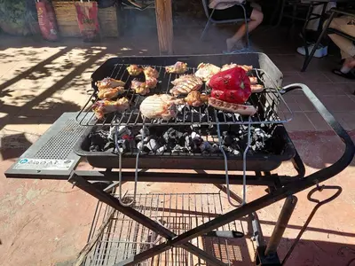 Barbacoa disponible para clientes en el chalet de montaña