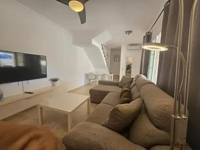 Una televisión o centro de entretenimiento en Comfortable modern house with jacuzzi, and access to swimming pool