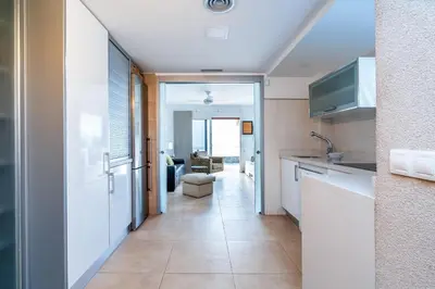 Una cocina o zona de cocina en Bonito bungalow con piscina junto a la playa