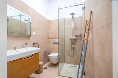 Un baño de Bonito bungalow con piscina junto a la playa