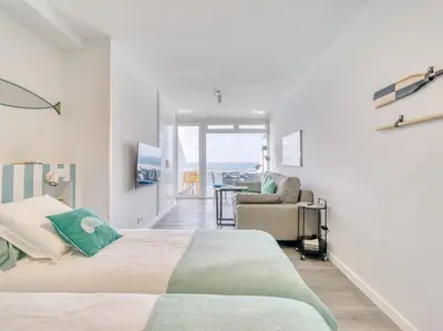 Cama o camas de una habitación en Luxury Suite Over The Beach