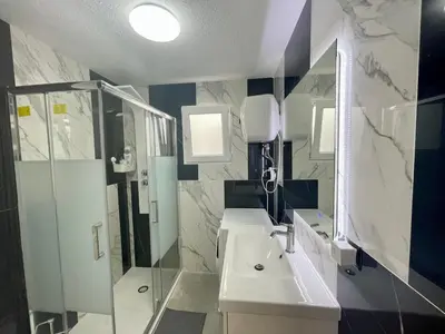 Un baño de Piso Canteras/2 Bedroom+Balcony+Parking at Beach
