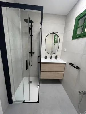Un baño de Charming bungalow with private garden
